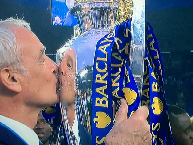 Ranieri sorri para o espelho da taça 
