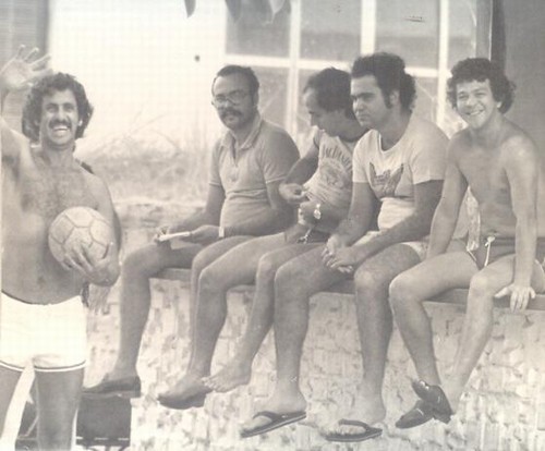 Os amigos da pelada, no Canaveral.&nbsp;Emir (em pé), &nbsp;Flávio Bigode, Eduardinho, Albertão Ahmed e Vico.