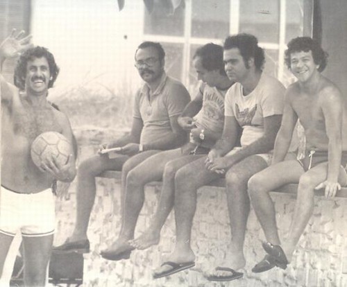 Os amigos da pelada, no Canaveral. Emir (em pé),  Flávio Bigode, Eduardinho, Albertão Ahmed e Vico.