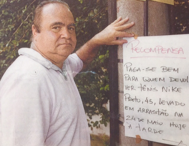 Albertão Ahmed colando cartaz no poste