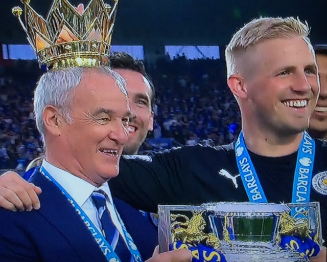 O goleiro Kasper Schmeichel coroa Ranieri como rei da Inglaterra