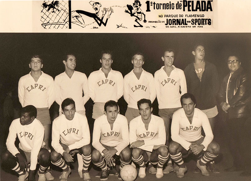 Reynaldo, Augusto, Toni, Mário Santoro, Nilo, Gabriel (goleiro reserva) e Leopoldo (presidente do Capri). Agachados: Jaú, Hugo Aloy, Artur, Xanduca e Flávio
