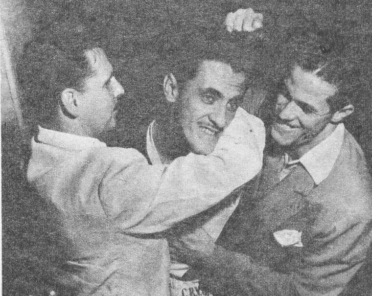 Danilo sendo abraçado por Flavio Costa e Ademir (O Cruzeiro 1948)