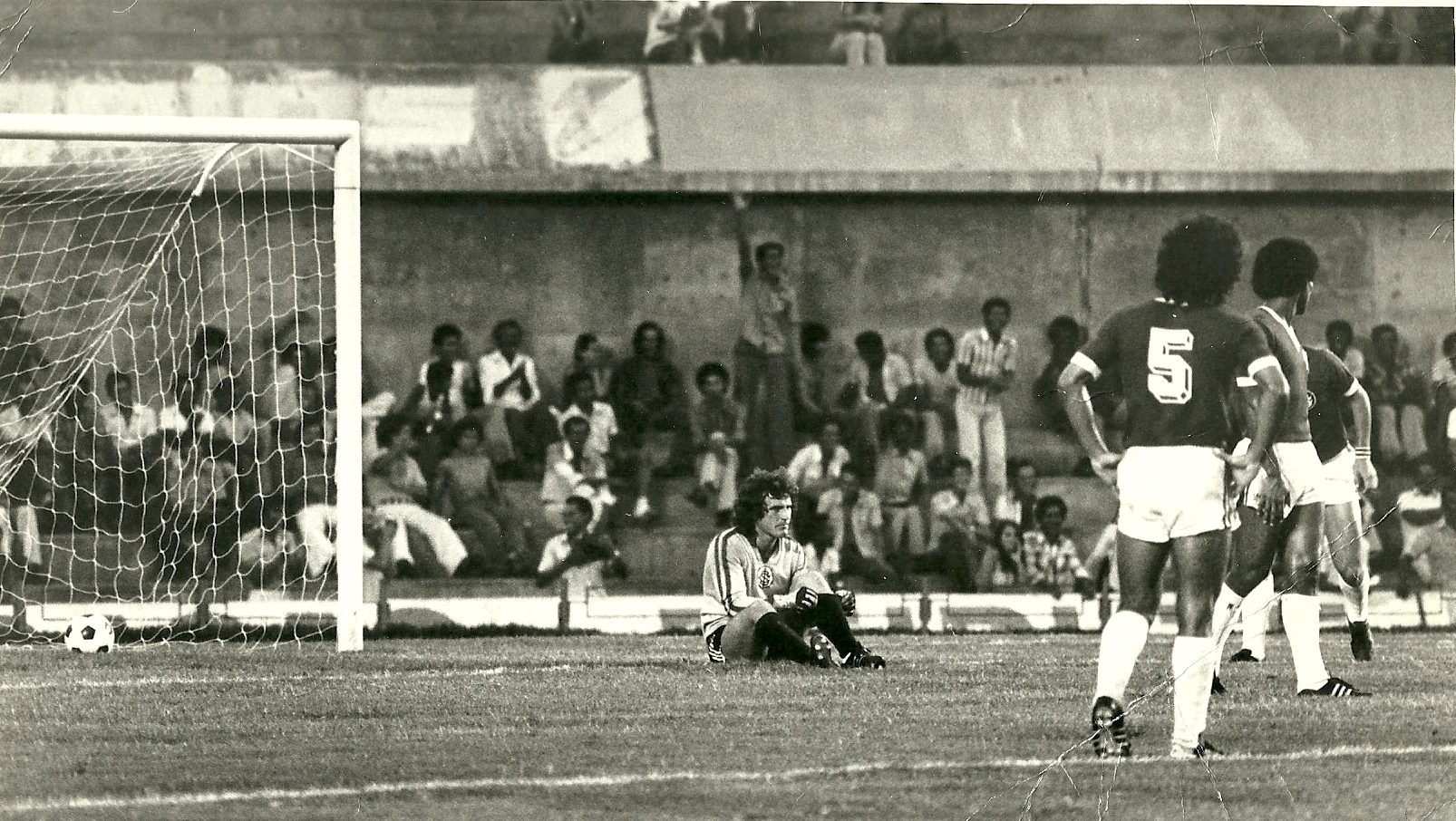 Gasperin leva gol pelo Inter.jpg
