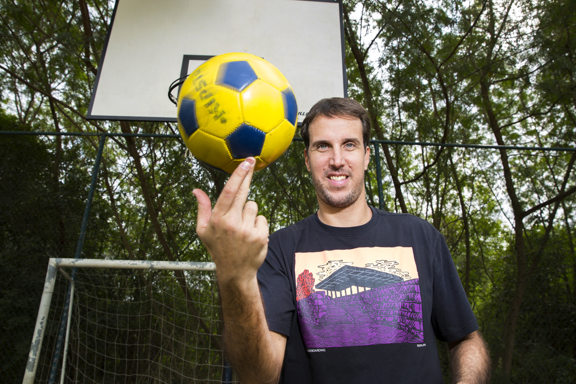 Marcelinho mostra habilidade com a bola