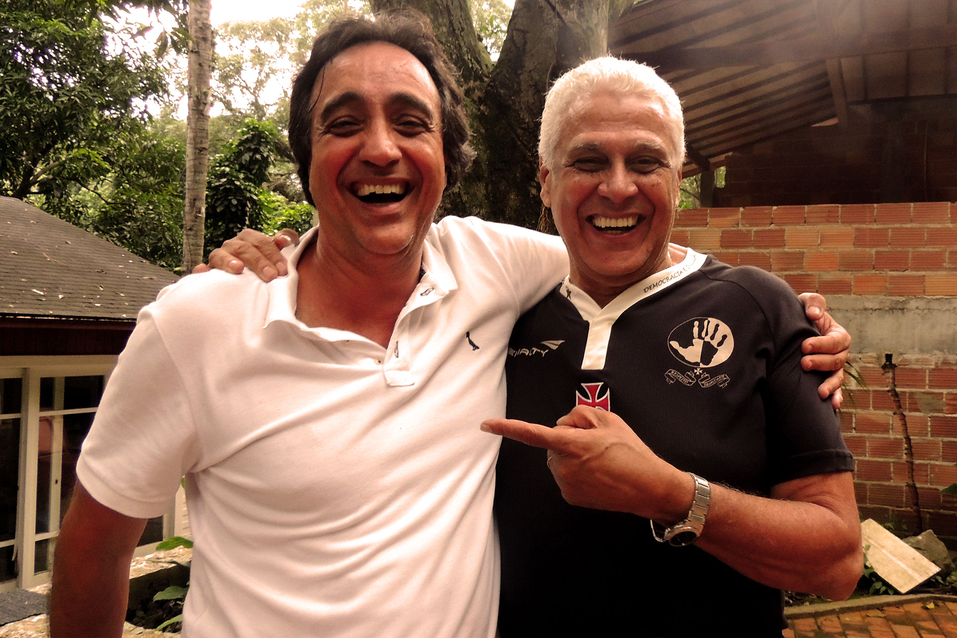 Dinamite dizendo que se tivesse esse craque (Sergio Pugliese) jogando no ataque com ele passaria fácil dos mil gols.