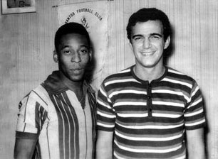 Pelé, com a camisa do Copaleme, ao lado do saudoso Vitinho, craque do Copaleme.