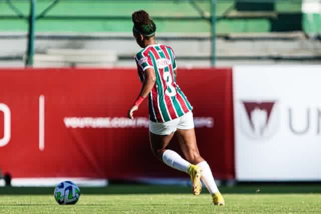 LUIZA CALAZANS ENTRE OS PROGRESSOS E DESIGUALDADES DO FUTEBOL FEMININO