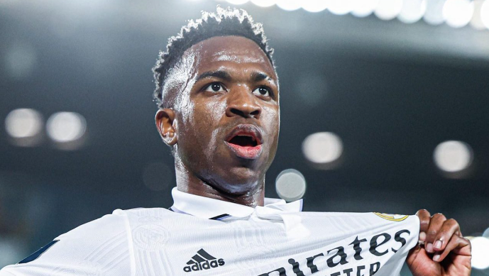 NO VERNIZ DO FUTEBOL DE NEGUEBINHA BRILHA VINICIUS JR