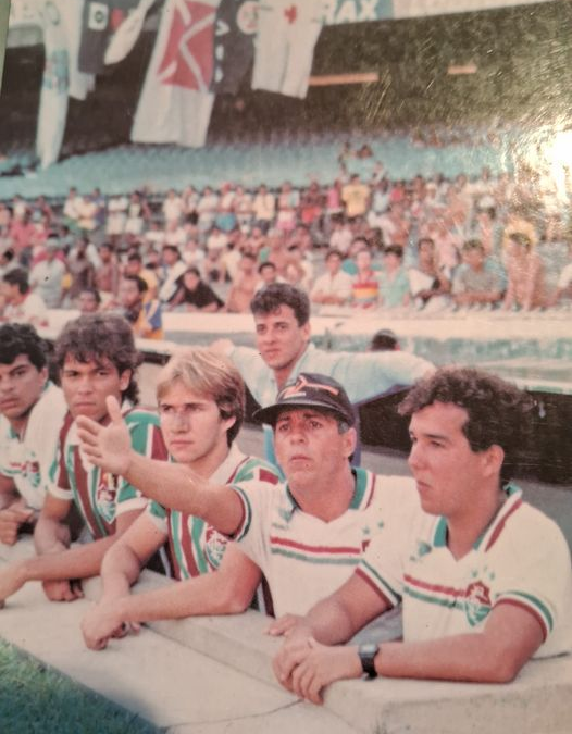 A DOIS PASSOS DO PARAÍSO