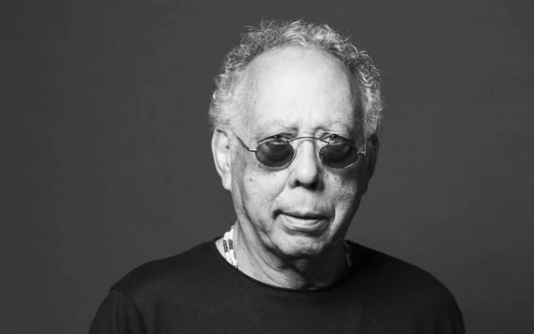 JARDS MACALÉ E A ÁRVORE NO MEIO DO CAMPO