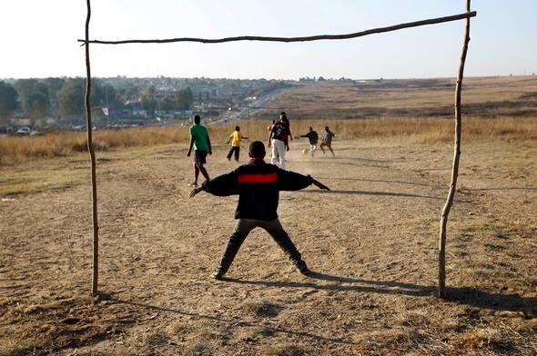 o menino que jogava sorrindo
