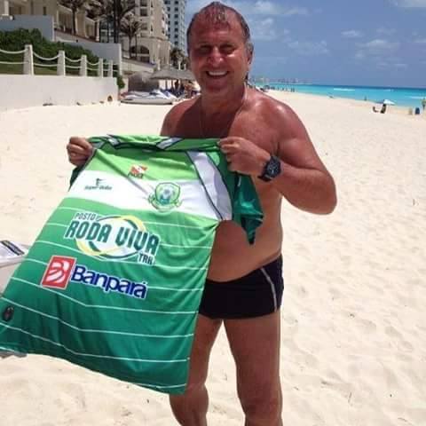 Zico segura a camisa do Paragominas