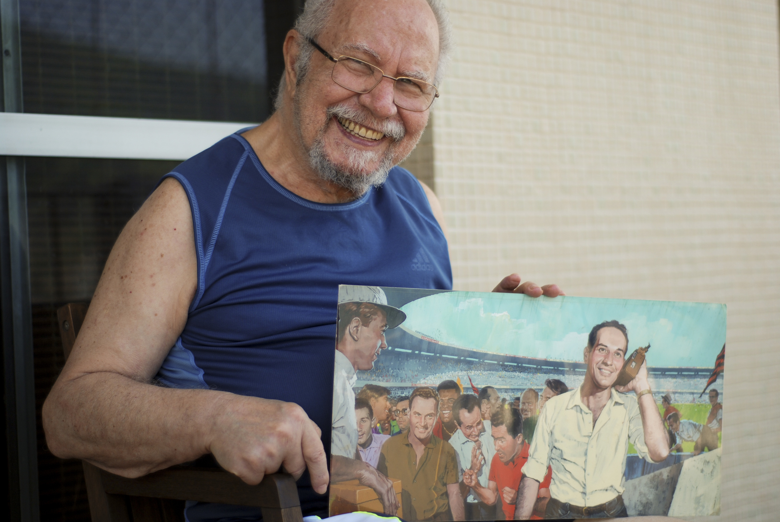 Benício posa com uma de suas obras mais famosas