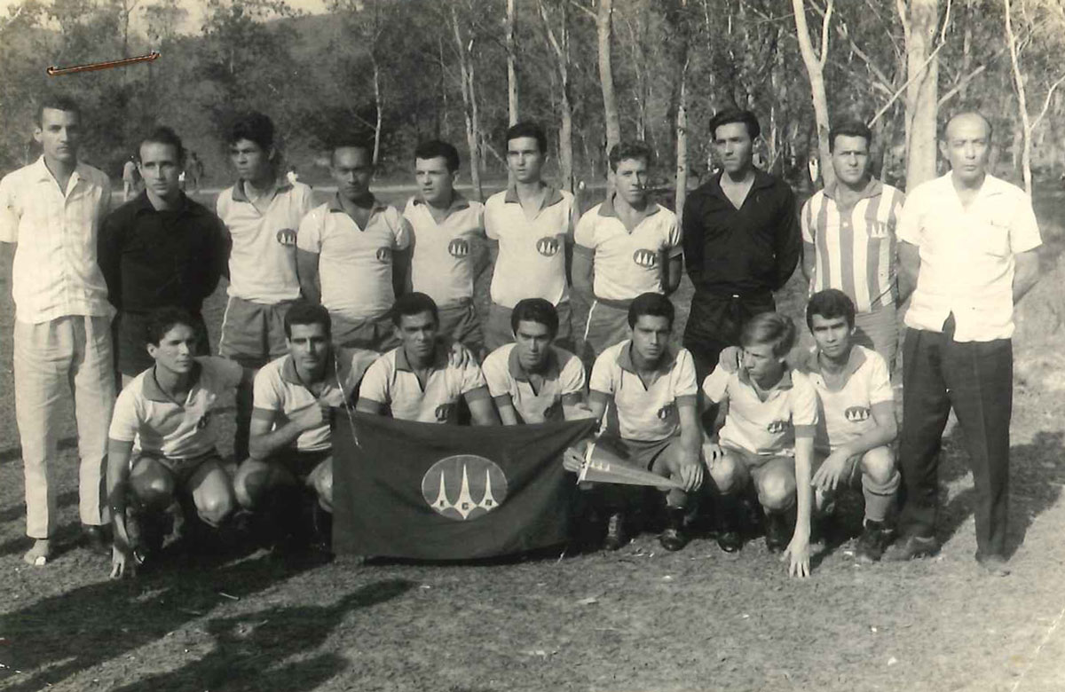 BRASÍLIA, da esquerda para a direita, em pé: Vanderlei (torcedor), Odamyl, Deda, Paraíba, Tarcis, Abílio, Alemão, Moeda, Lair (massagista) e Gama (presidente). Agachados: Alfredinho, Cascão, Bafora, Deca, Betinho Carqueija, Sergio e Pedrinho.Brasíli…