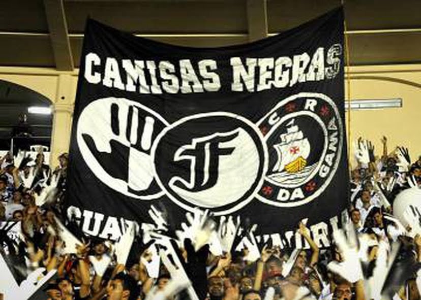 Torcida do Vasco relembra as origens do clube em São Januário.