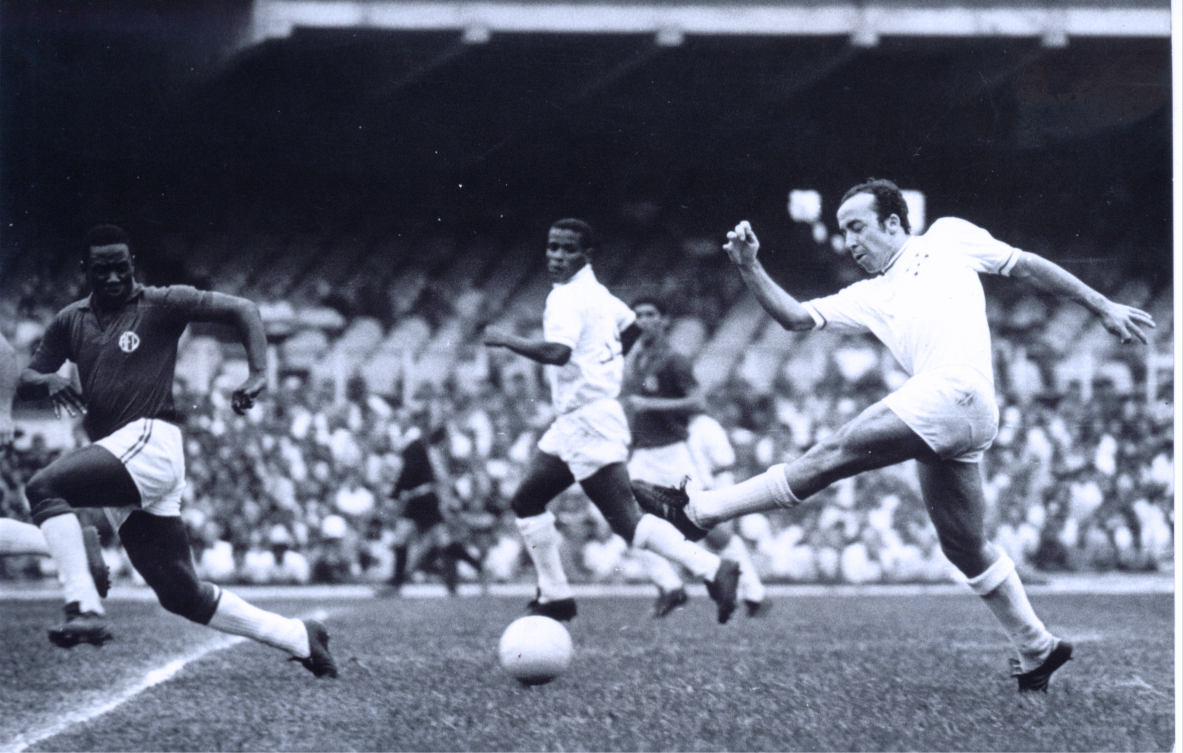 Evaldo e Tostão lance jogo América 1 x 3 Cruzeiro 18 10 1970.jpg