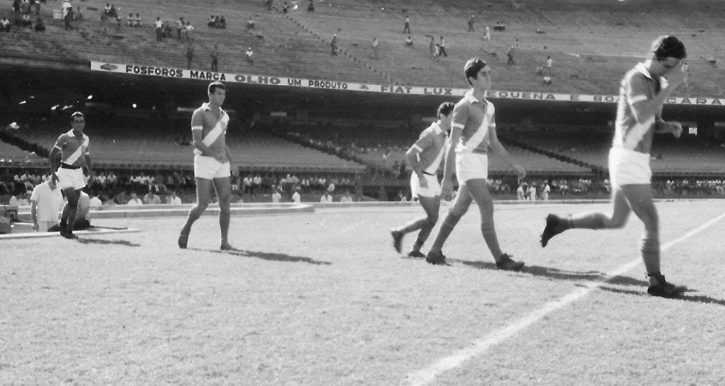  Na ordem de entrada Gerson, Canolongo, Pellicano e Tuca, no Maracanã, em 66, na preliminar de Brasil x Checoslováquia. 