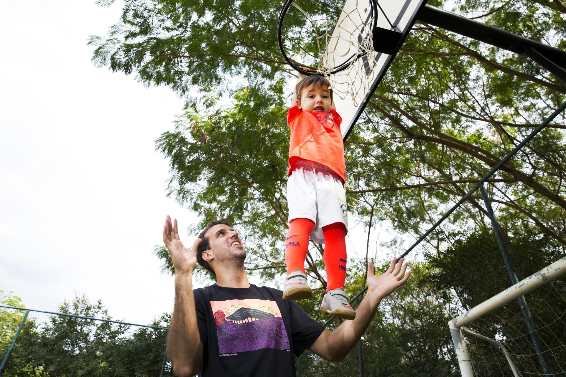 Thiago, o caçula, se pendura na cesta