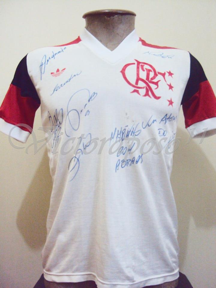 Autografada por Andrade, Leandro, Mozer, Adílio, Nunes, Zico, Marinho e Lico