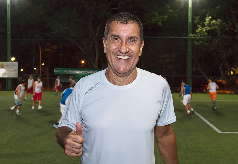 Jogador De Futebol Da Praia Na Ação Ângulo Largo Da Praia