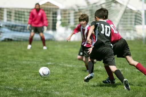 Pessoa jogando futebol no campo