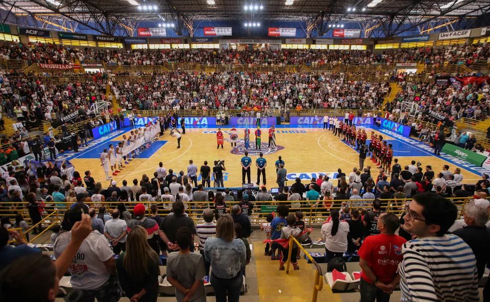 Ginásio da escola quadra de basquete do ginásio e arena de futebol