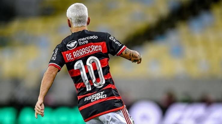 A CAMISA 9 É UMA ESPÉCIME EM EXTINÇÃO