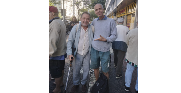 QUATRO DÉCADAS ENTRE O BOTÃO E O ÍDOLO